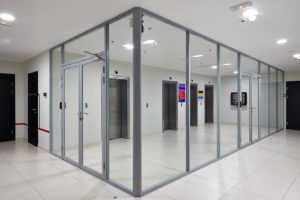 Противопожарная перегородка с дверью в офис / серия FRM5347