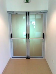 Противопожарная алюминиевая дверь с антипаникой / серия FRM7423